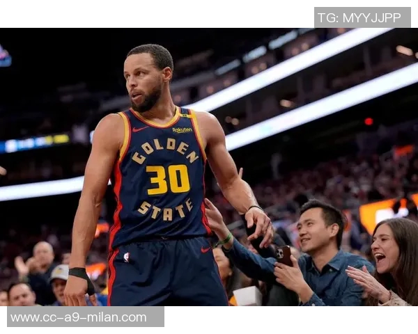 桑托斯称赞库里首节顽强表现一条腿打成21展现强硬风范 桑托斯称赞库里首节顽强表现一条腿打成21展现强硬风范