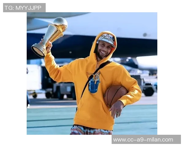 克莱汤普森生涯达成17000分里程碑临时总经理芬利亲自赠送比赛用球 克莱汤普森生涯达成17000分里程碑临时总经理芬利亲自赠送比赛用球